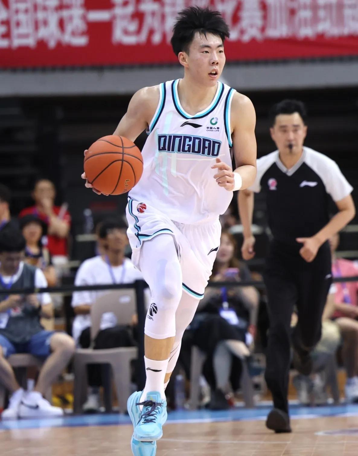 aoa体育平台-职业篮球联赛中球员表现亮眼